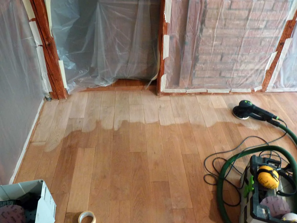 Parquet rénové et vitrifié dans le salon